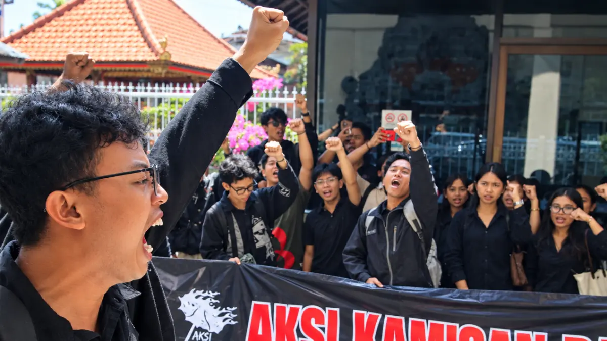 Aktivis demo di Pn Denpasar. (Foto Miftahuddin Halim)