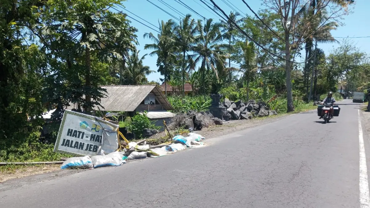 Bahu jalan amblas pada jalan penghubung Selat-Rendang, tepatnya di Banjar Dinas Padangaji Tengah, Desa Peringsari, Kecamatan Selat, belum mendapat perbaikan hingga saat ini.(Foto zulfika rahman)