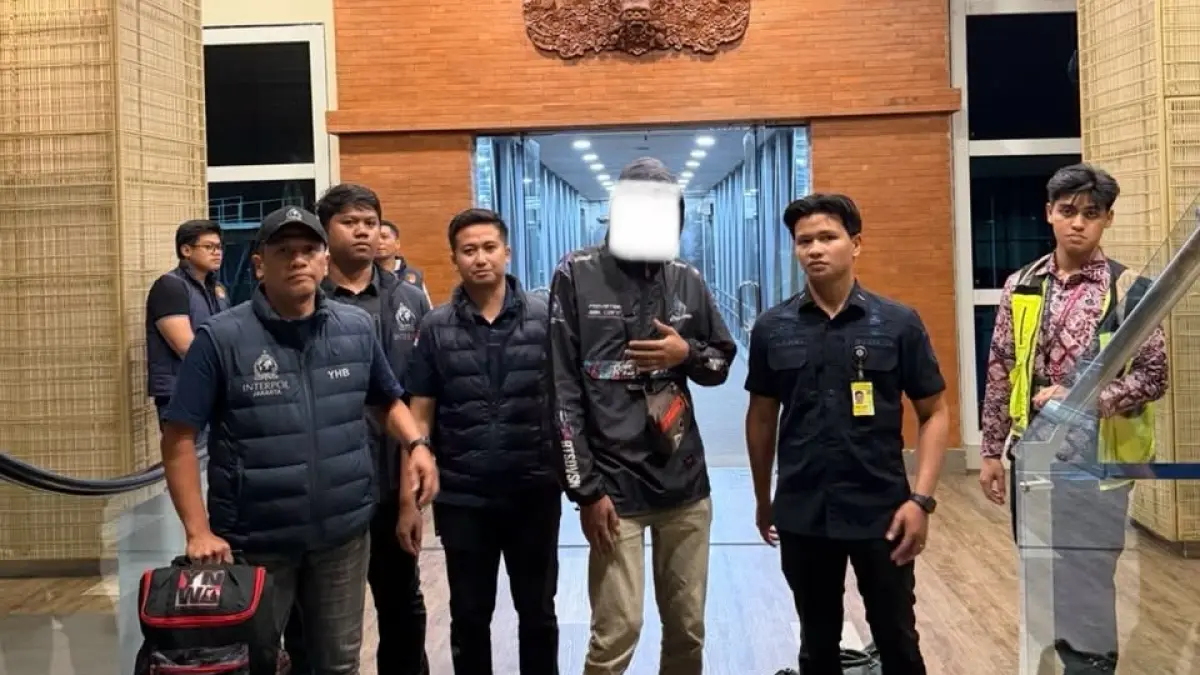 Petugas Imigrasi Ngurah Rai bersama NCB Interpol Indonesia mengawal pemulangan WNA Ethiopia berinisial SMY, 29, yang terdeteksi masuk daftar Red Notice Interpol terkait kasus dugaan penipuan.(Istimewa)