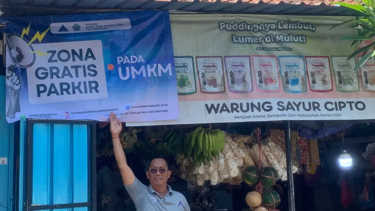 Pemasangan spanduk zona gratis parkir di beberapa UMKM di Denpasar(foto Adrian Suwanto)