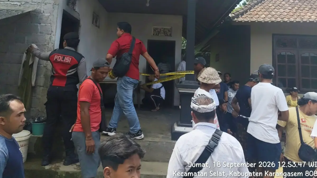 Polisi saat melakukan olah TKP di rumah korban yang dibakar oleh bosnya sendiri.(Istimewa)