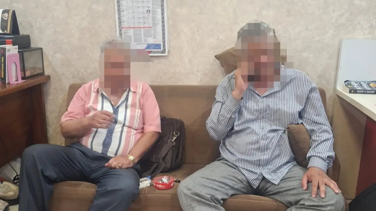 Dua warga negara asing asal Iran berinisial HM (54) dan MB (47) yang diduga mencuri uang pedagang di Pasar Bajera, Kecamatan Selemadeg, diamankan tim Reskrim Polres Tabanan di kawasan Kuta, Badung.(Istimewa)