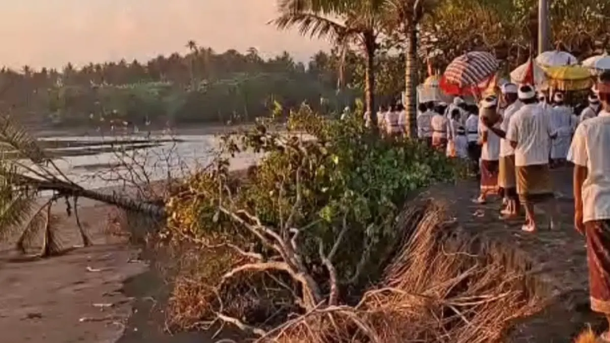 Kondisi abrasi di Pantai Kelecung, Desa Tegal Mengkeb, Selemadeg Timur, Tabanan. Hampir seluruh garis pantai Tabanan rawan abrasi.(Foto Juliadi)