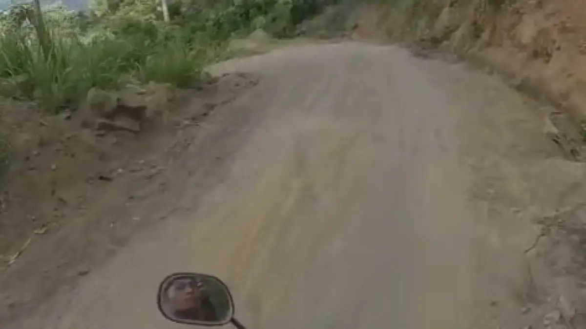 Pasir dan batu berserakan di ruas jalan Banjar Kanginan, Desa Besan, Kecamatan Dawan, Klungkung, membuat permukaan licin. Sejumlah pengendara terjatuh hingga harus dibawa ke rumah sakit.(Istimewa)