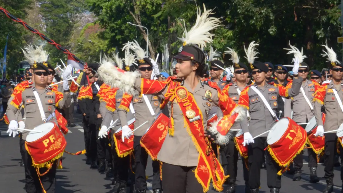 Ratusan Polisi Wanita (Polwan) dari berbagai negara mengikuti parade di Lapangan Puputan Renon, Denpasar, Minggu (20/9) kemarin.(Foto Adrian Suwanto)