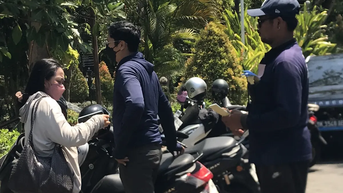 Perluasan zona bebas parkir di Denpasar berdampak pada pengurangan petugas parkir. Di satu sisi warga menyambut baik, namun pemilik usaha di beberapa titik mulai mengeluhkan kemacetan dan ketidaktertiban.(Foto Miftahuddin M.Halim)