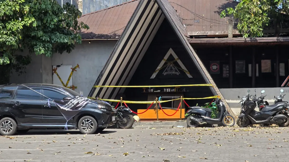 Suasana depan klub malam Lacovida Loca di Jalan Teuku Umar, Denpasar Barat, Senin (21/9). Pintu masuk utama dirantai erat dan dipasang garis polisi pasca-penggerebekan yang dilakukan dini hari sebelumnya.(Foto Andre Sulla)