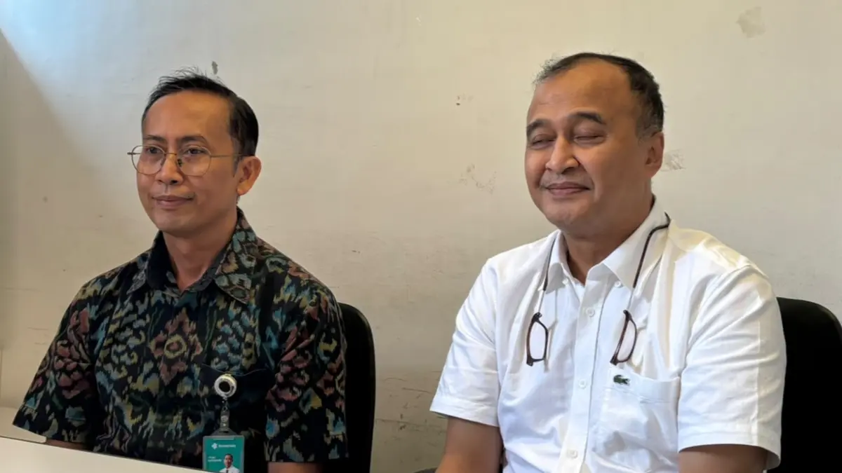 Dokter Spesialis Anestesiologi dan Terapi Intensif dr. I Putu Kurniyanta, Sp.An-TI (kiri) serta Dokter Spesialis Bedah Plastik RSUP Prof. Ngoerah dr. Agus Roy Rusly Hariantana Hamid (kanan) menjelaskan kondisi I Gede Selamet (20), sopir yang diduga dibakar atasannya sendiri.(Istimewa)