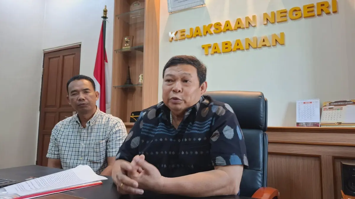 Kepala Kejaksaan Negeri (Kejari) Tabanan, Medie, menyampaikan perkembangan kasus dugaan korupsi di lingkungan Dinas Kesehatan Tabanan.(Foto Juliadi)