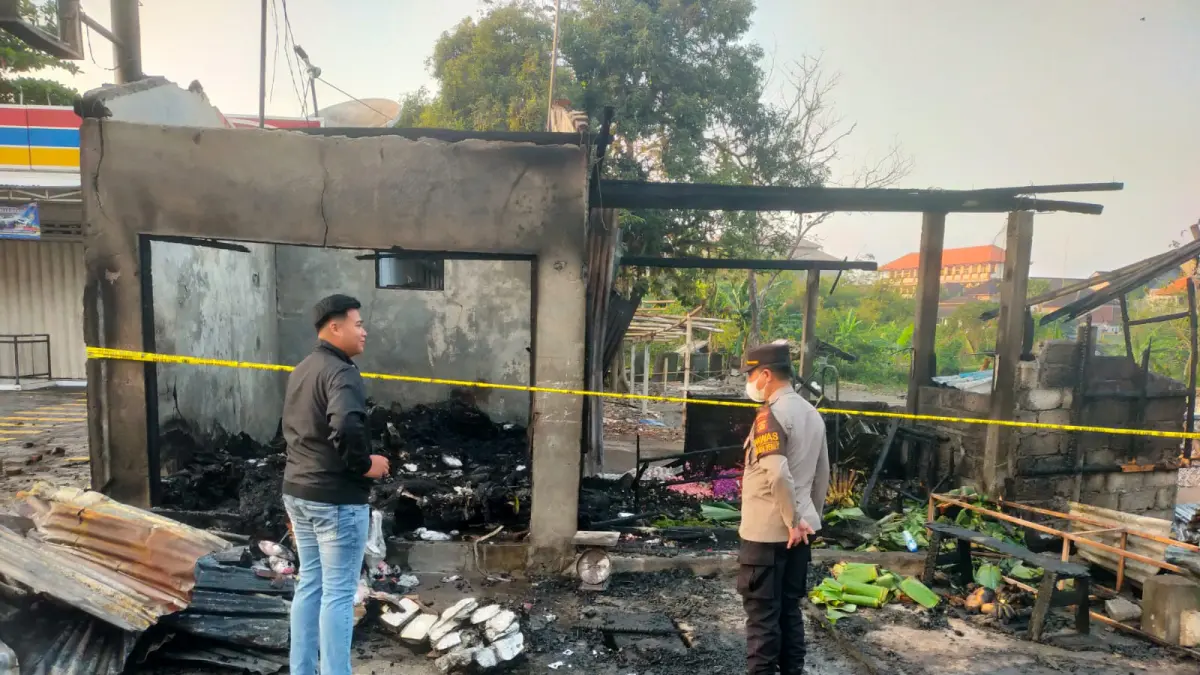 Petugas pemadam kebakaran memadamkan api yang melalap deretan toko di Jalan Padma, Gang Indrablaka 2, Tonja, Denpasar Utara, Rabu (23/9) kemarin.(Istimewa)