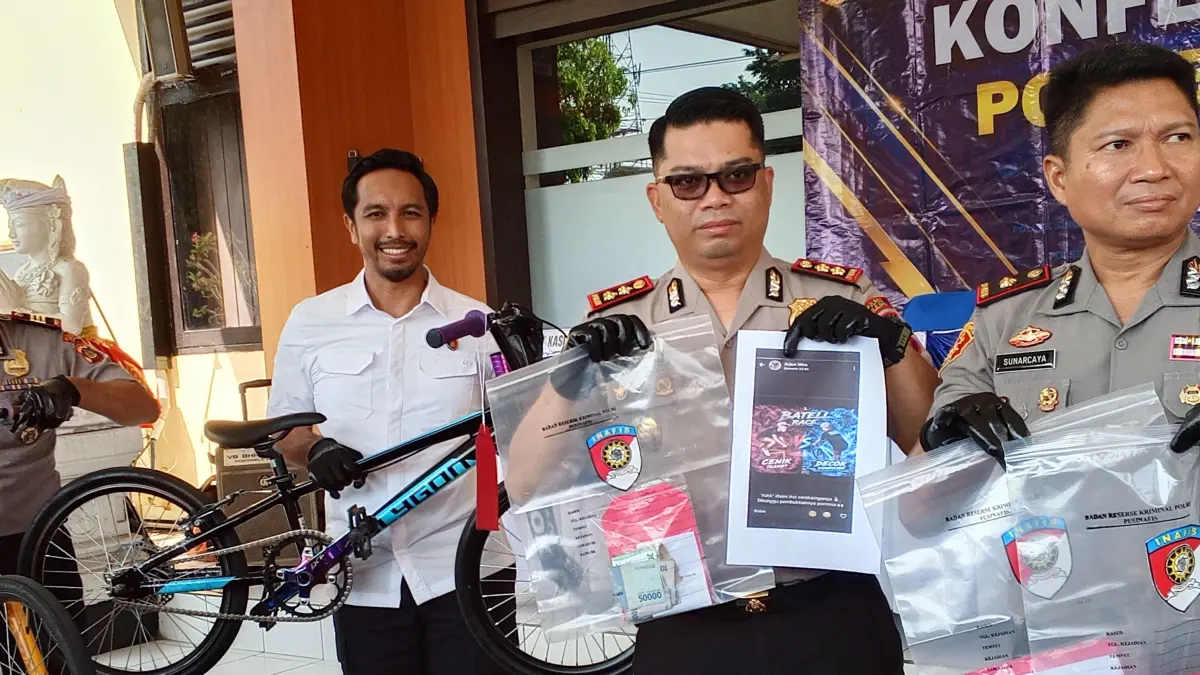 Polres Buleleng merilis kasus balap sepeda liar dengan taruhan uang tunai masing-masing Rp1.530.000.(Foto Junior)