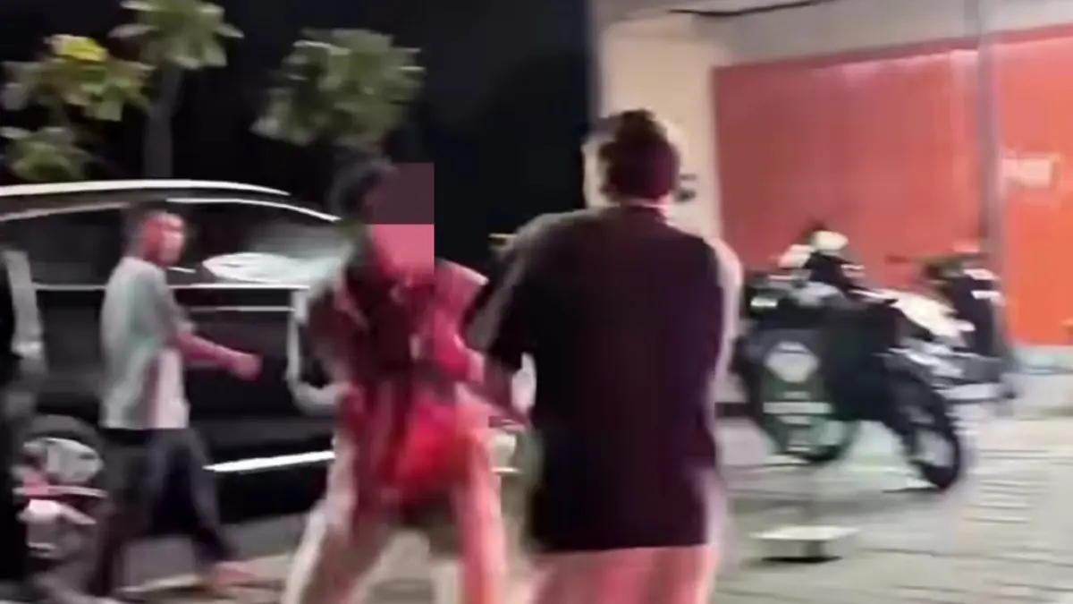 Dua kelompok warga negara asing (WNA) terlibat duel di  Pantai Berawa, Desa Tibubeneng, Kuta Utara, Badung.(Istimewa)