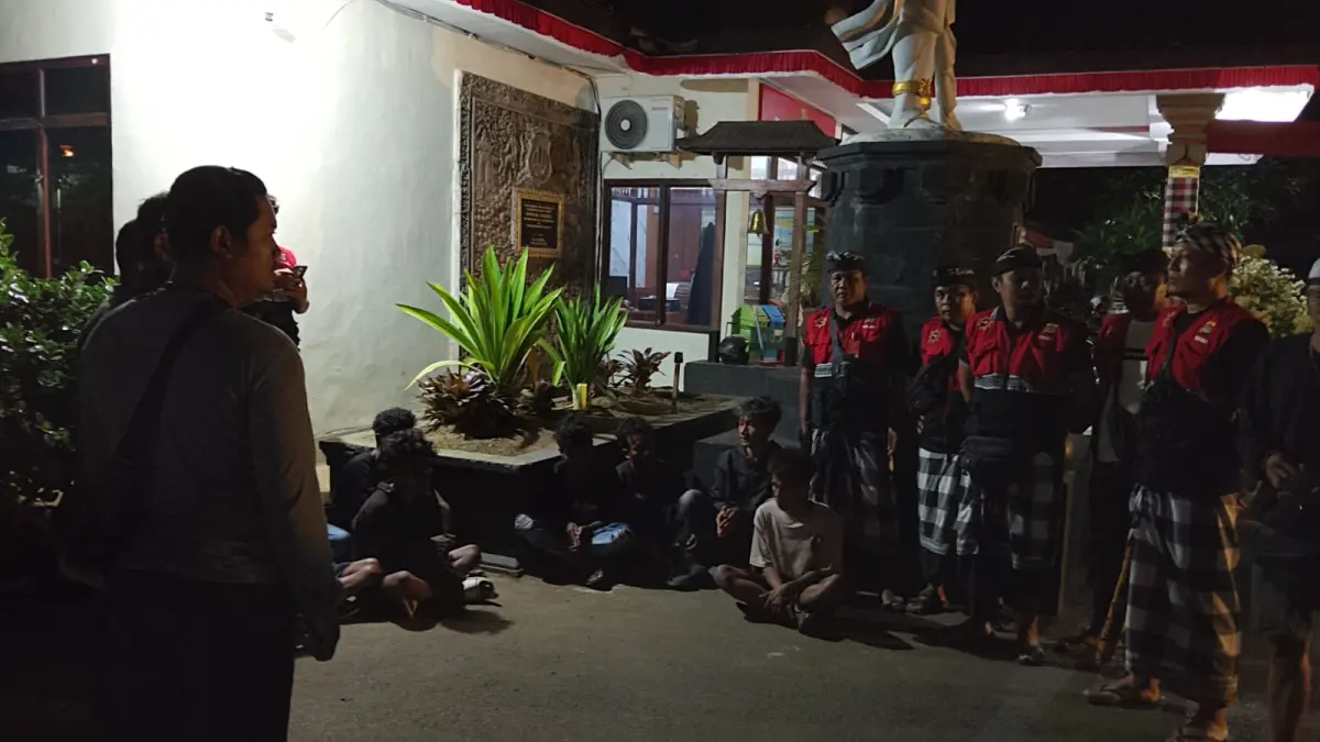 Polisi mengamankan sejumlah pemuda yang terlibat keributan di Desa Batubulan, Gianyar.(Foto Polsek Sukawati)