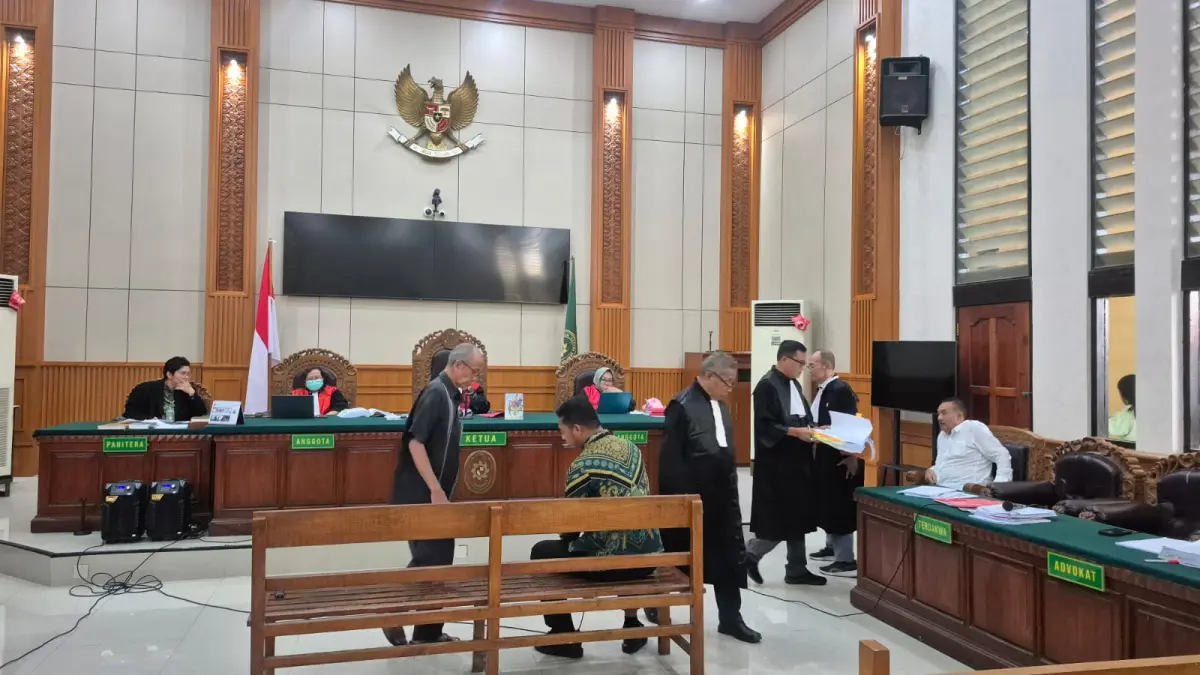Tim kuasa hukum Anak Agung Ngurah Darmawan, Irjen Pol (P) Drs. I Wayan Sukawinaya, M.Si., bersama Dr. (c). Rizal Akbar Mayapoetra, S.H., M.H., dan tim berada di Pengadilan Negeri Denpasar, Kamis (24/9) kemarin.(Istimewa)