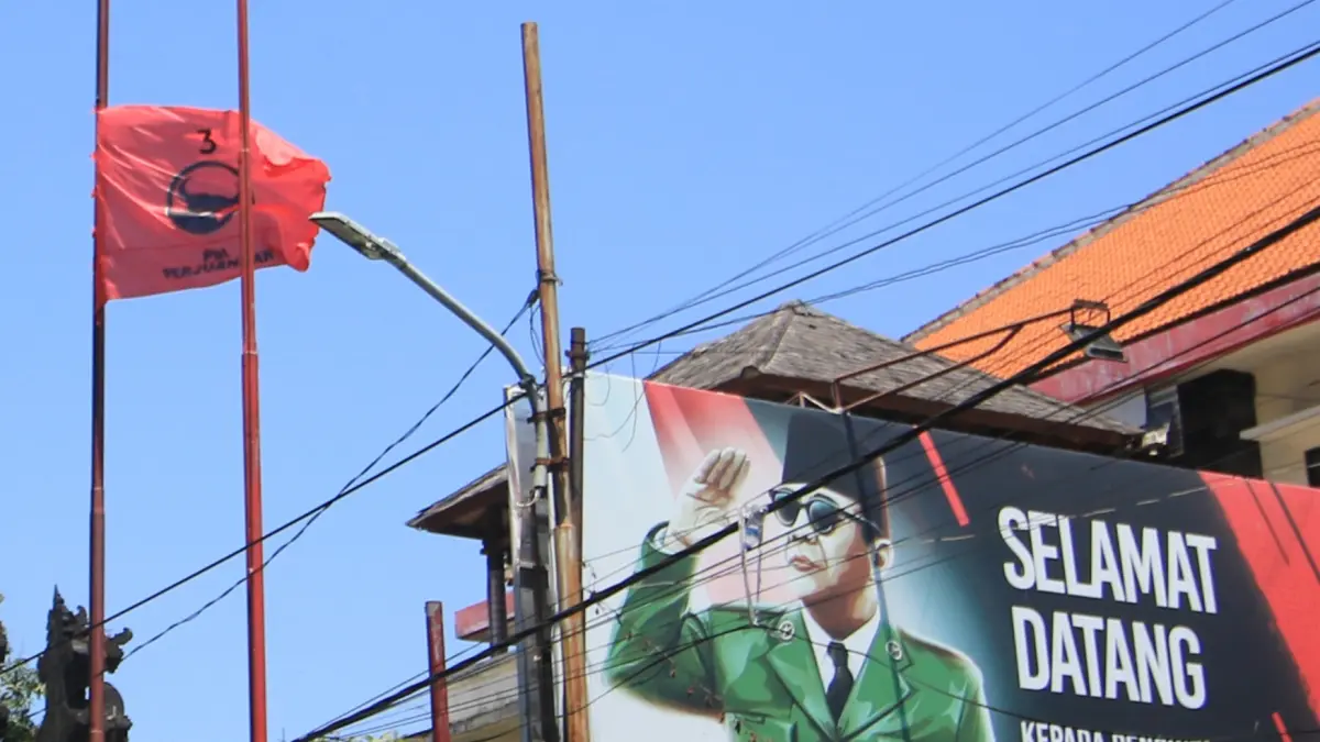 Kader PDI Perjuangan Bali mengenang sosok Guruh Sukarnoputra, putra Presiden Soekarno yang meninggal dunia pada Sabtu (26/9) pagi. Tampak bendera partai setengah tiang.(Foto Miftahuddin Halim)