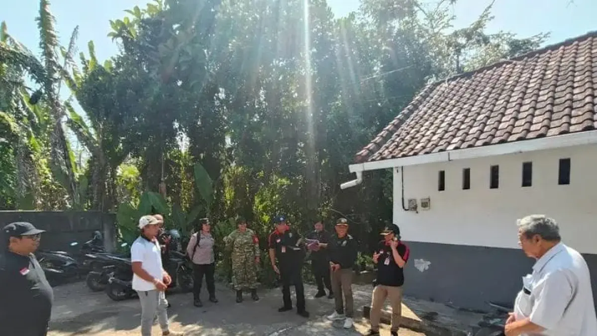 Tim Dinas Lingkungan Hidup (DLH) Tabanan melakukan pengecekan kandang ayam yang dikeluhkan warga di Desa Dauh Peken, Tabanan.(Istimewa)