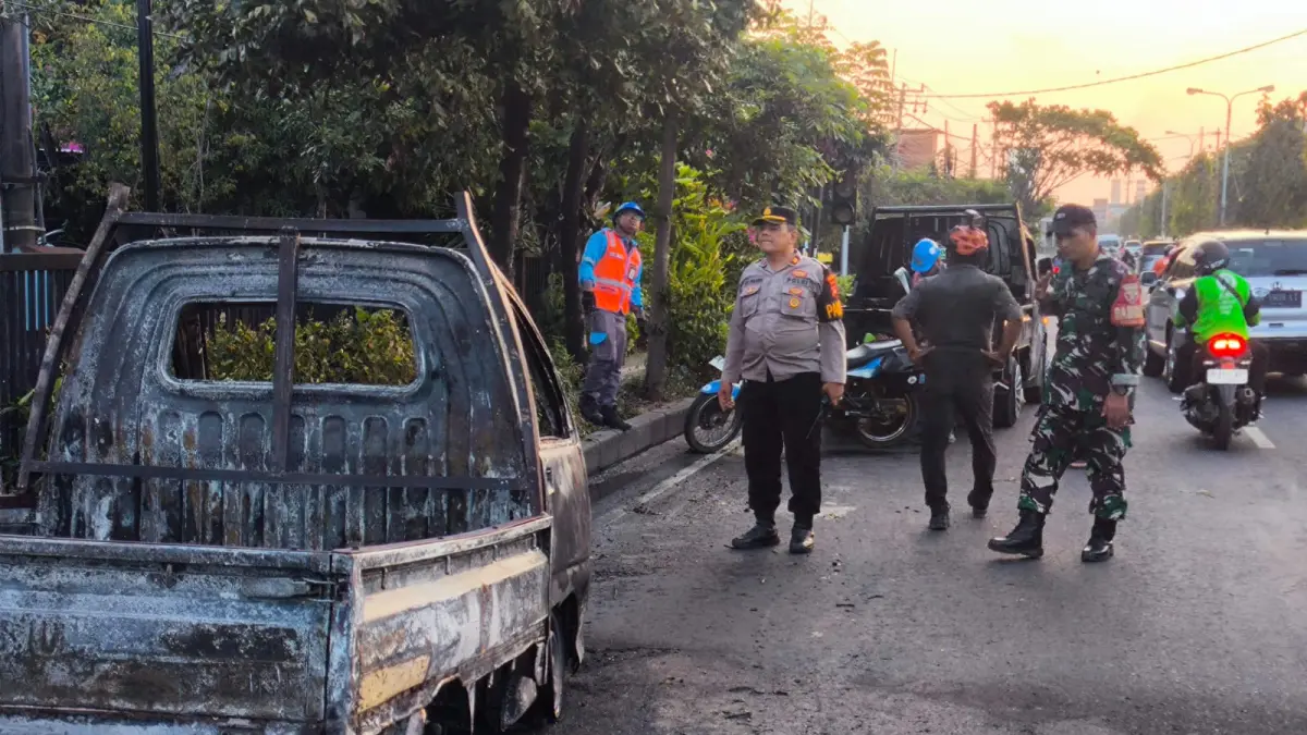 Mobil Daihatsu Pickup putih yang mengangkut 16 jerigen berisi sekitar 400 liter Pertamax terbakar di Jalan Bypass Ngurah Rai, Sesetan, Denpasar Selatan, Senin (28/9) kemarin.