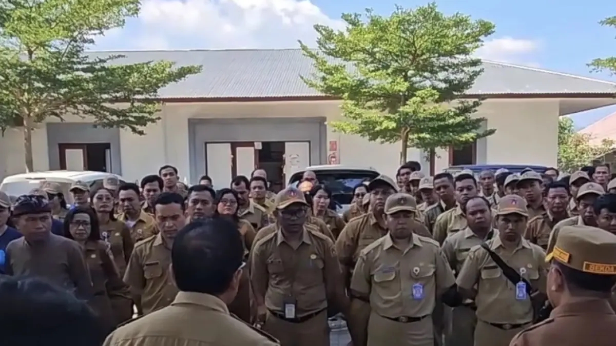 Sekda Karangasem I Ketut Sedana Merta saat melakukan sidak di tiga OPD. (Istimewa)