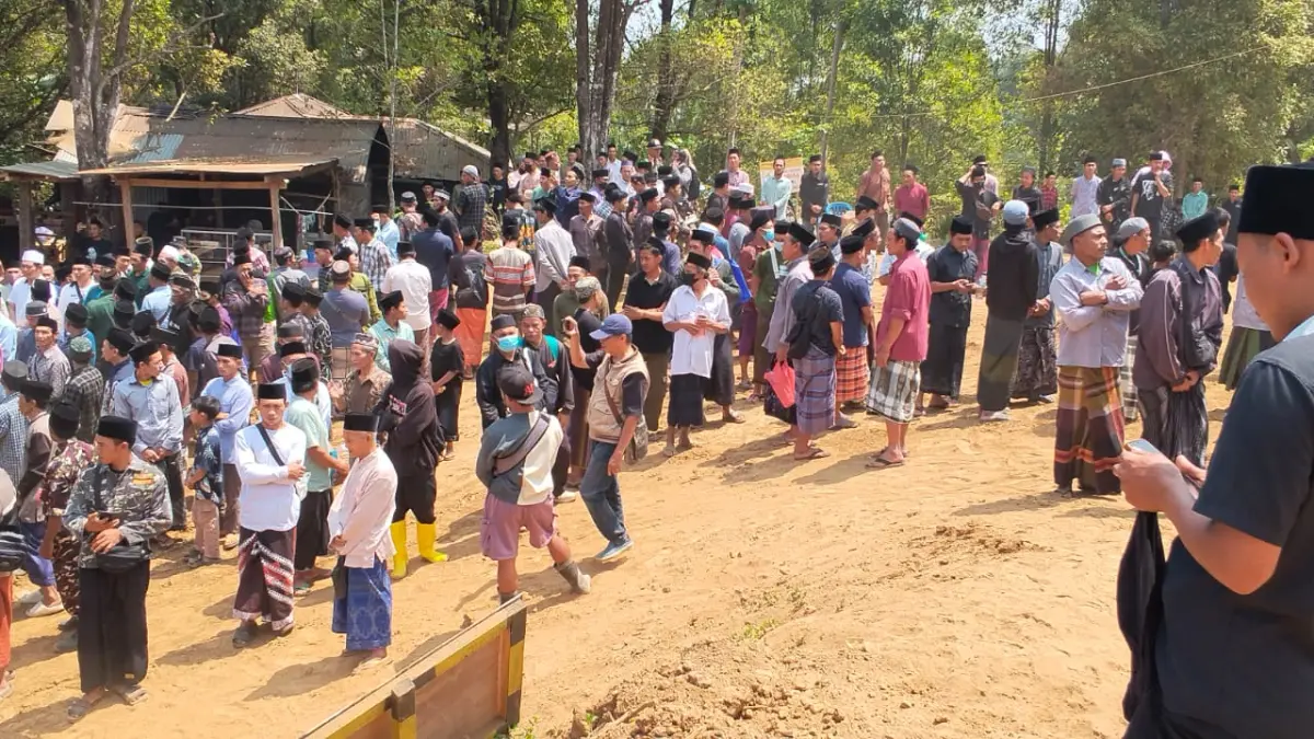 Ratusan warga Desa Pegayaman menggelar doa tolak bala di lokasi proyek jalan pintas Singaraja–Mengwitani titik 9–10, Rabu (30/9) kemarin.(Istimewa)
