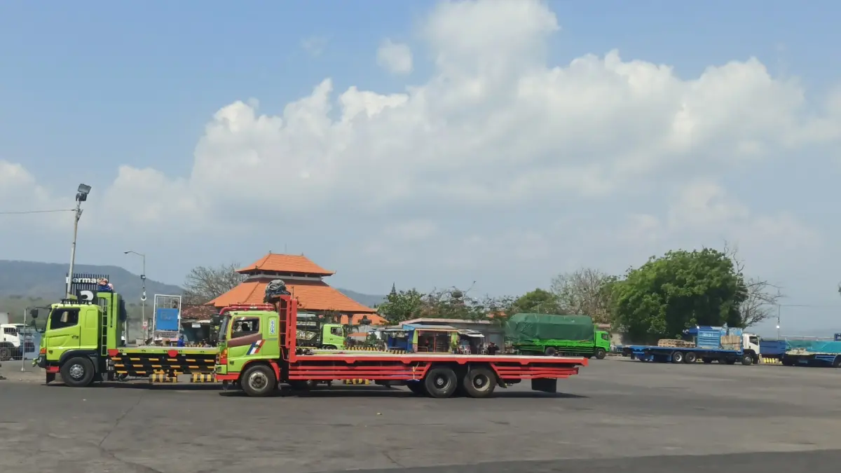 Suasana arus kendaraan di Pelabuhan Gilimanuk pada Kamis (1/10) siang tampak lancar, namun kepadatan diprediksi muncul kembali mulai sore hingga malam.(Foto M.Basir)