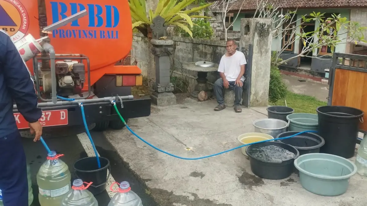 Tim BPBD Tabanan menyalurkan suplai air bersih ke wilayah Desa Antosari, Selemadeg Barat, Tabanan.(Istimewa)