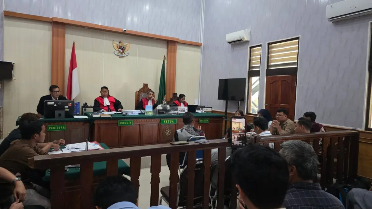 Tenaga Ahli Hukum dan Perundang-undangan Dewan Pers, Hendrayana, S.H., M.H., memberikan keterangan sebagai saksi ahli dalam sidang gugatan perdata senilai Rp25 miliar yang diajukan Togar Situmorang terhadap empat perusahaan media di PN Denpasar, Senin (5/10) siang.(Foto Miftahhudin Halim)