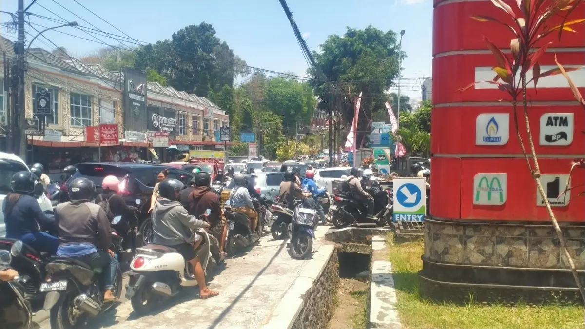 Ratusan warga antri BBM di SPBU Sanggulan, Desa Banjar Anyar, Kediri, Tabanan. (Foto Juliadi)