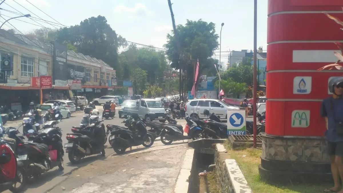 Antrean BBM yang masih mengular di SPBU Sanggulan, Desa Banjar Anyar, Kediri Tabanan.(Foto Juliadi)