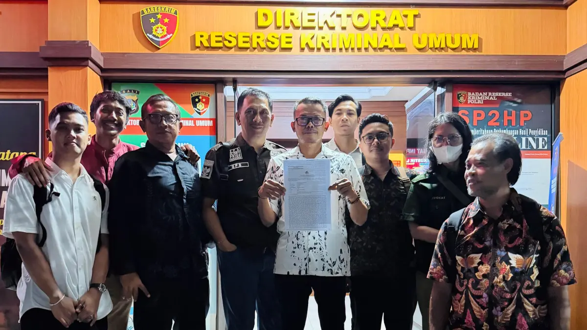 I Made Daging A. Ptnh., S.H., M.H., melaporkan dugaan pemalsuan surat keterangan Kepala Desa/Lurah Jimbaran tahun 1985 ke SPKT Polda Bali, Rabu (14/10). Dokumen yang dipersoalkan disebut memiliki dua versi dengan nomor dan tanggal sama, tetapi berbeda dalam keterangan batas tanah sebelah barat. (Foto Andre Sulla)