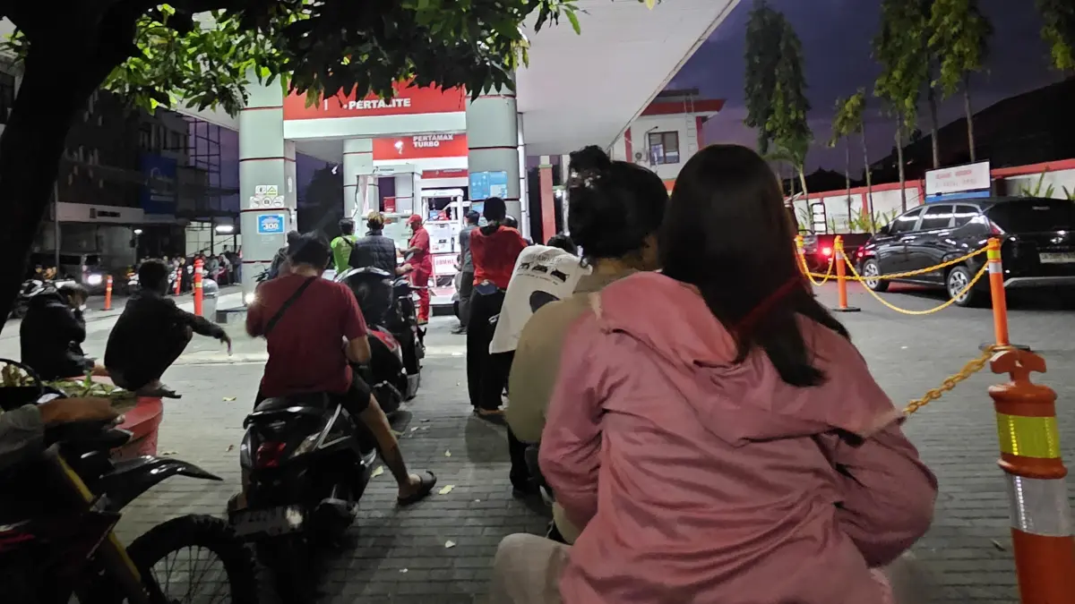Warga Bali mengantri bensin dari malam hingga siang hari. (Foto Ni Kadek Novi)