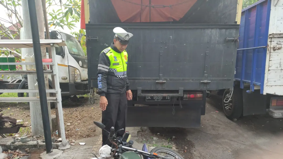 Sepeda motor DK 3994 IX yang dikendarai anggota TNI AD, I Made Dwi Putra (48) usai menabrak truk yang sedang parkir di Mendoyo, Jembrana, Senin (8/6/2026).