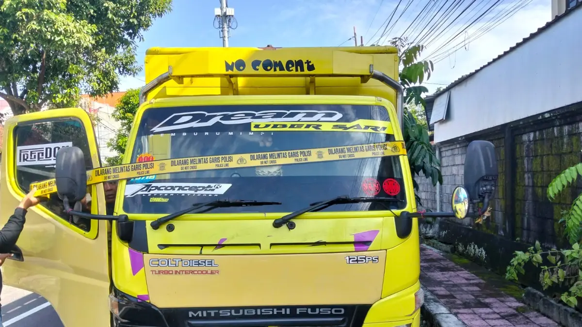 Truk berwarna kuning yang terlibat tabrak lari di Jalan Raya Takmung berhasil diamankan. (Humas Polres Klungkung)