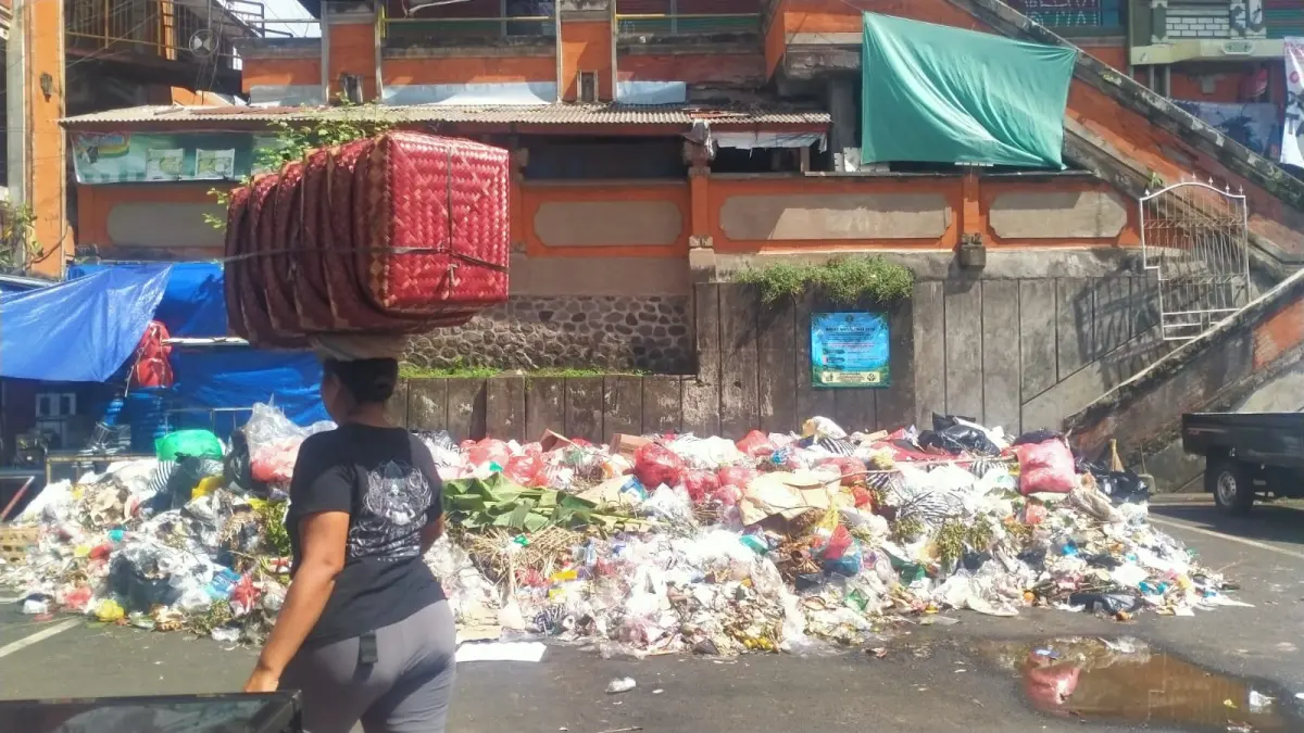 Sampah berserakan di tepi jalan di Tabanan sejak berlakunya SE pengolahan sampah berbasis sumber pada Mei 2026 ini.