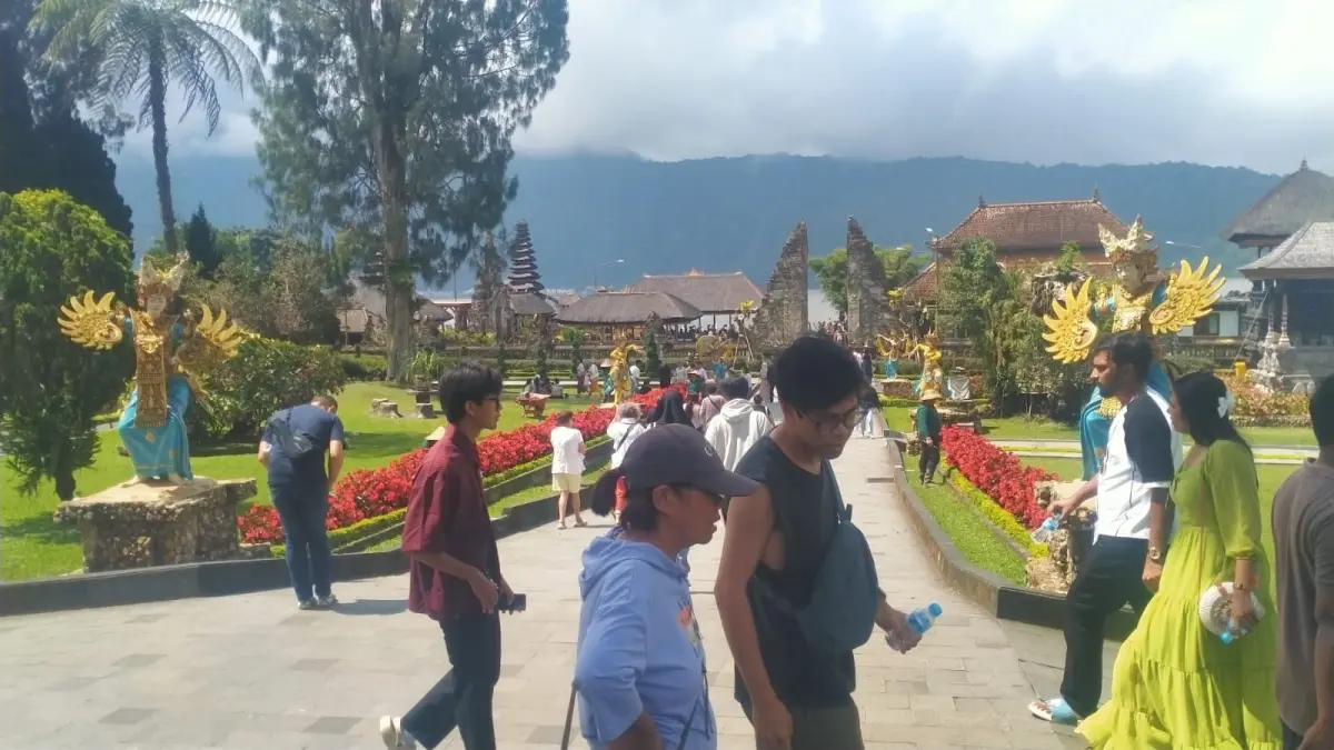 Suasana kunjungan wisatawan di DTW Ulun Danu Beratan, Bedugul Baturiti Tabanan. (Juliadi)