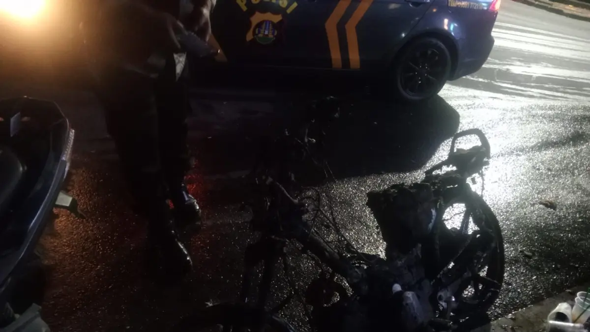 Sepeda motor gerobak bakso yang terbakar di Jalan Raya Kampus Unud, Jimbaran, Kamis (2/7/2026).