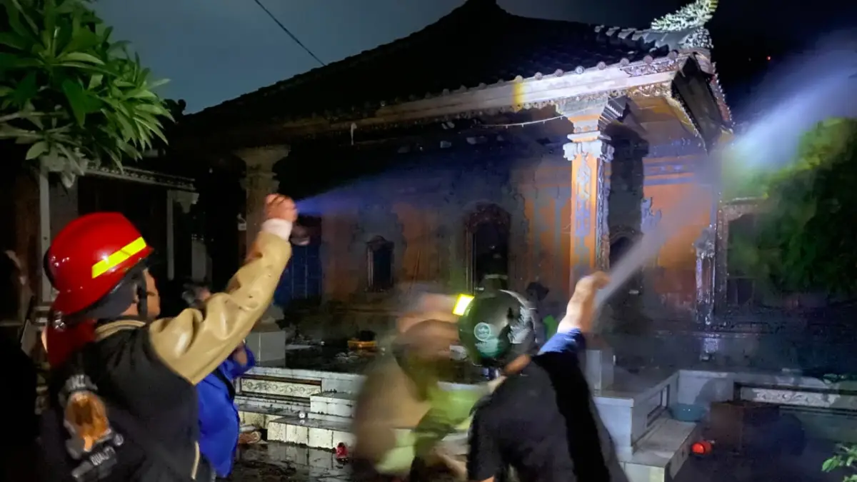Rumah seniman karawitan, I Komang Ariawan di Banjar Palak, Sukawati, Gianyar terbakar pada Sabtu (11/7) malam. (IST)