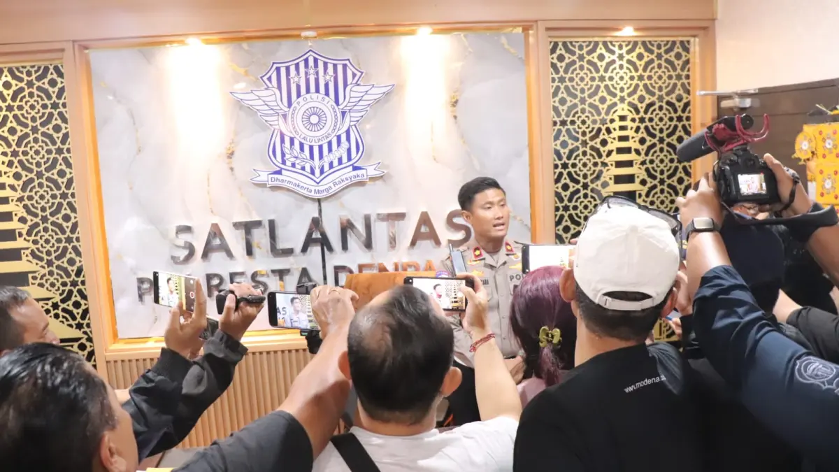 Kasat Lantas Polresta Denpasar Kompol Muhammad Bhayangkara Putra Sejati memberikan keterangan terkait penanganan internal oknum anggota yang diduga melanggar SOP pembuatan SIM. (IST)