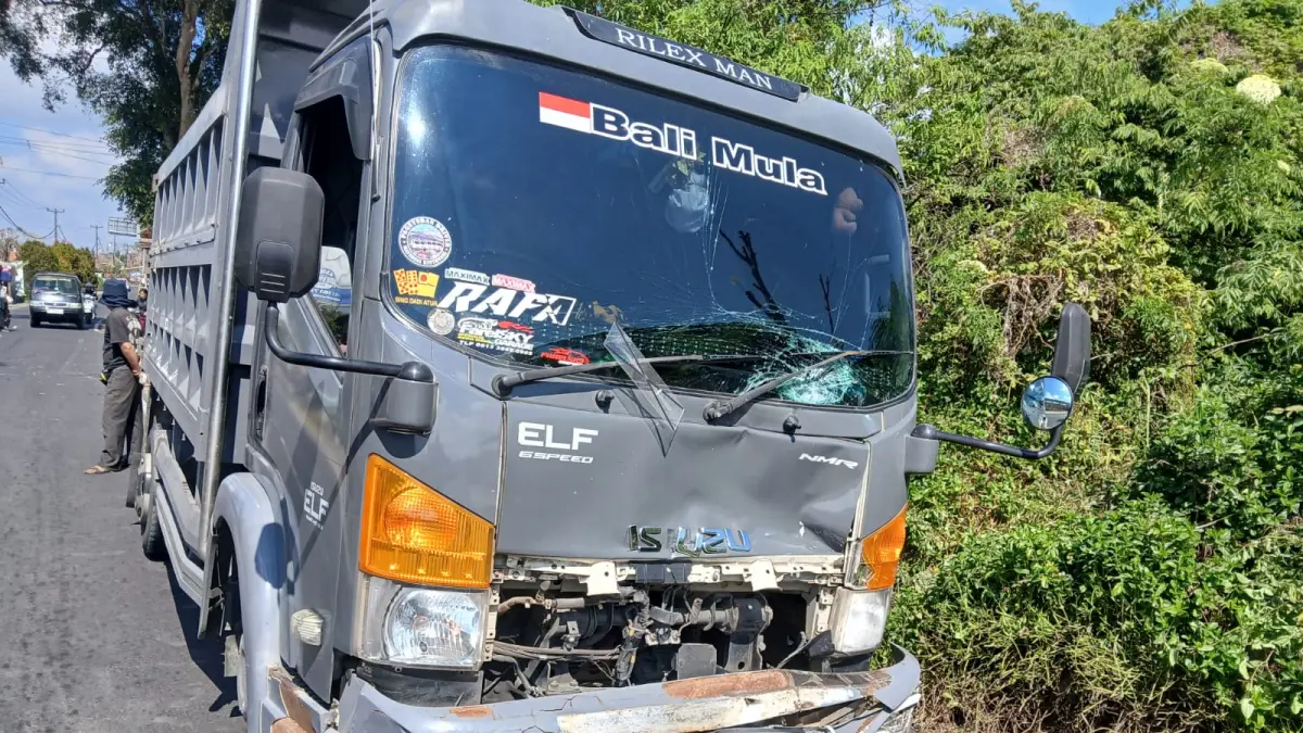Truk yang terlibat tabrakan dengan sepeda motor yang dikendarai seorang polisi di Simpang Empat Pludu, Desa Bayung Gede, Kecamatan Kintamani, Kamis (16/7) siang. (IST)