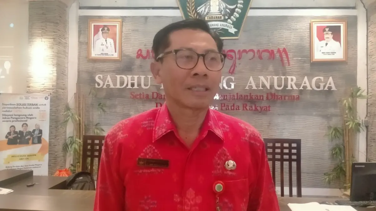 Sekda Tabanan, I Gede Susila memberi penjelasan setelah Kantor Diskes Tabanan digeledah karena diduga jadi sarang korupsi. (Juliadi)