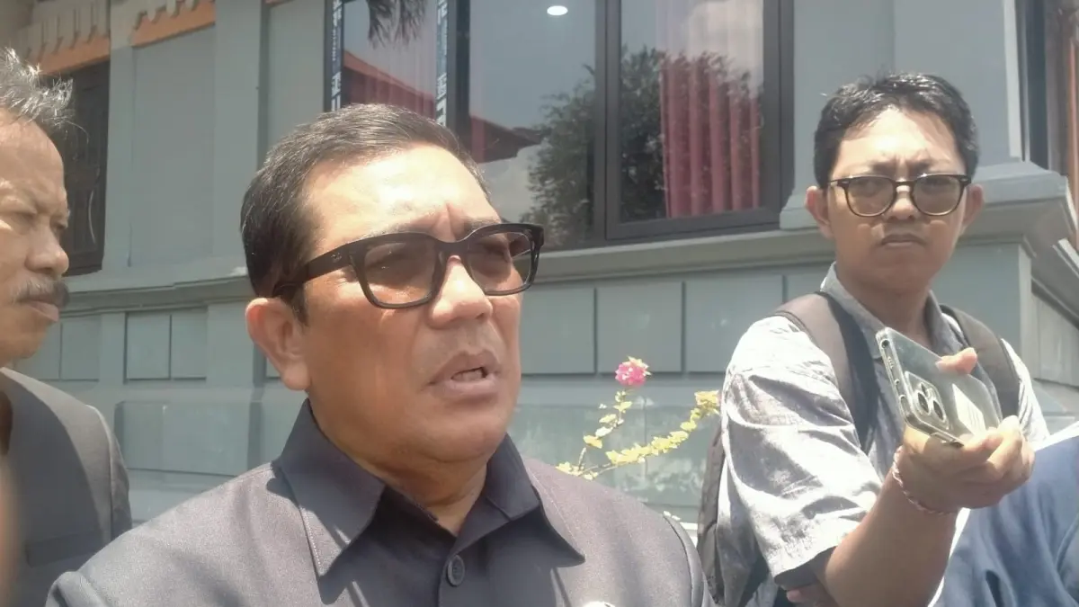 Bupati Tabanan, I Komang Gede Sanjaya kini punya senjata untuk memberangus kabel fiber optic jaringan internet yang semrawut. (Juliadi)