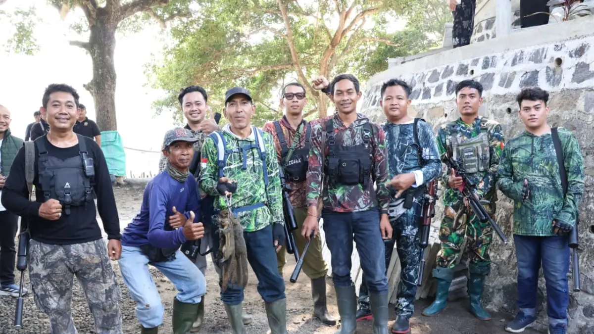 Salah satu Sekaa Semal menunjukkan hasil berburu tupai di Selabih. (Juliadi)