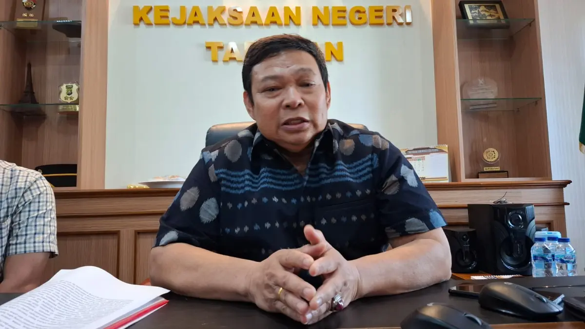 Kajari Tabanan, Meidi menjelaskan soal penetapan tersangka kasus korupsi Diskes Tabanan. (Juliadi)