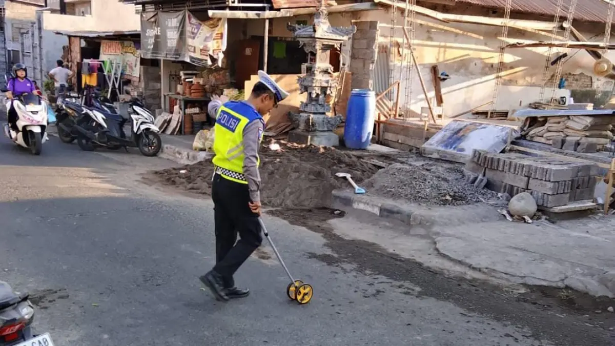 Polisi melakukan olah TKP kecelakaan yang menewaskan lansia di Jinengdalem, Buleleng. (IST)