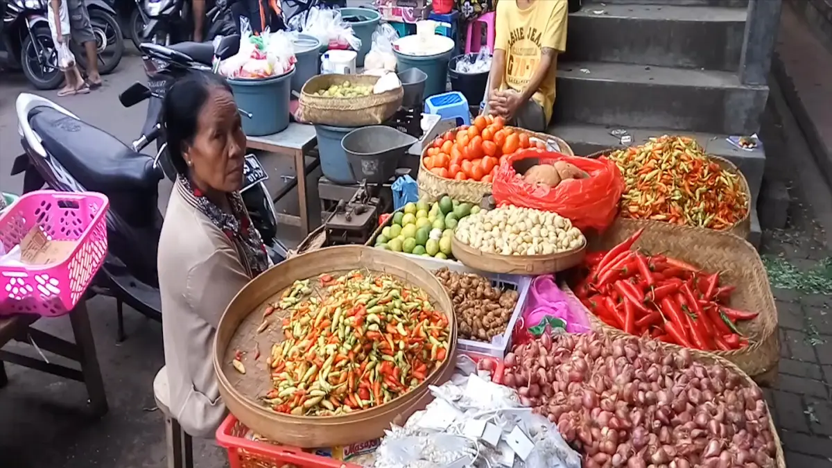 Suasana pedagang di Pasar Tabanan yang menjual kebutuhan pokok sehari-hari. (Juliadi)