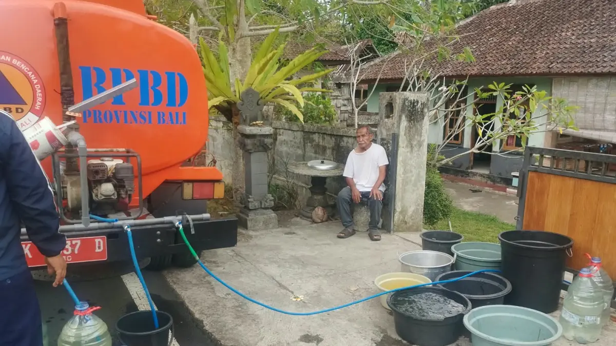 BPBD Tabanan ikut membantu menyuplai air bersih ke rumah-rumah warga di Selemadeg Barat, Tabanan. (IST)