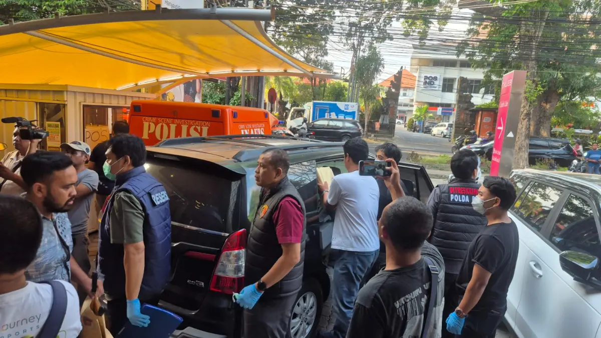 Tim Polda Bali saat mendatangi kantor Divine, usaha emas yang terjerat kasus penipuan dan penggelapan, Selasa (29/9/2026). (Andre Sulla)