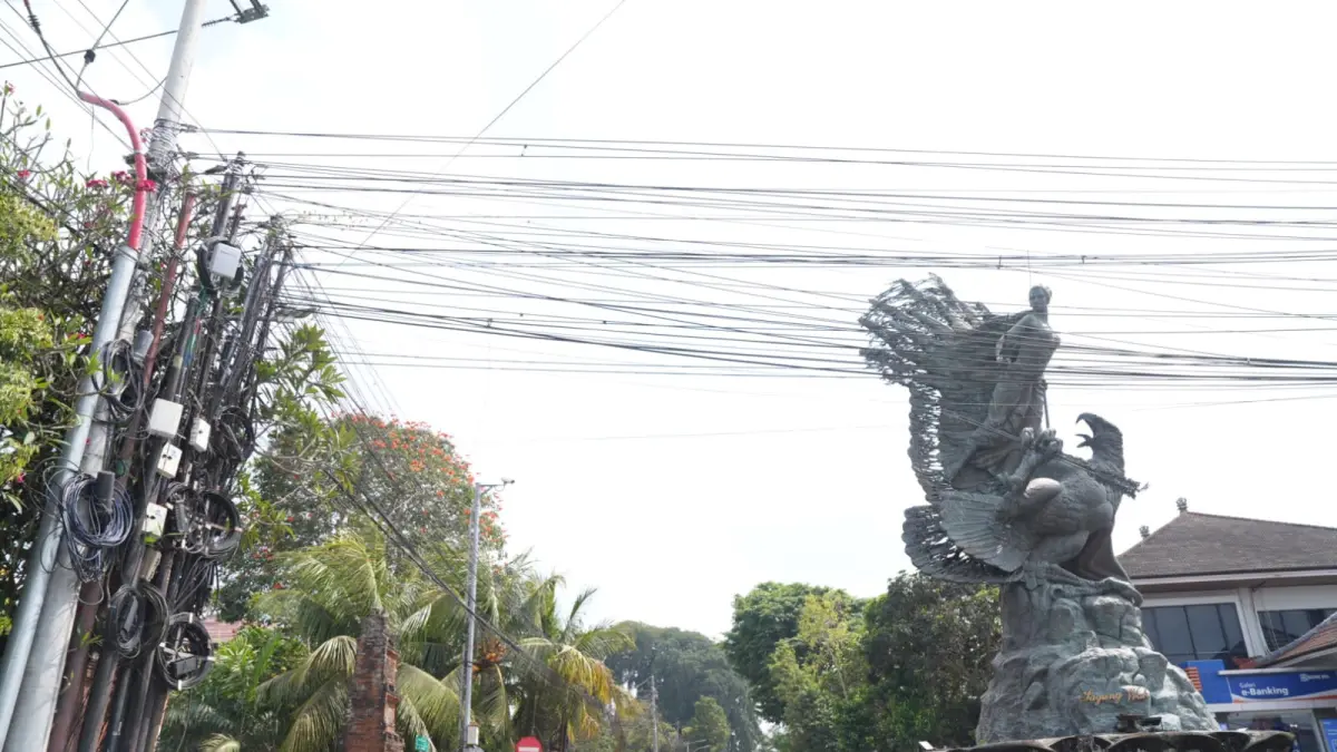 Kabel fiber optic yang semrawut akan dibabat Pemkab Tabanan dan dikhawatirkan mengganggu layanan internet. (juliadi)