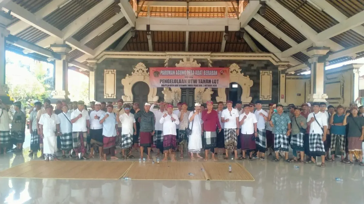 Krama Desa Adat Beraban melawan keinginan Pemkab Tabanan soal pengelolaan Tanah Lot. (IST)