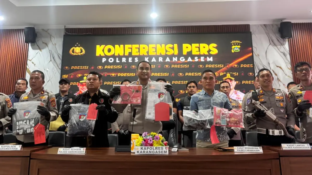 Kapolres Karangasem AKBP I Made Santika dan jajarannya membeberkan kasus pembakaran sopir truk. (Zulfika Rahman)