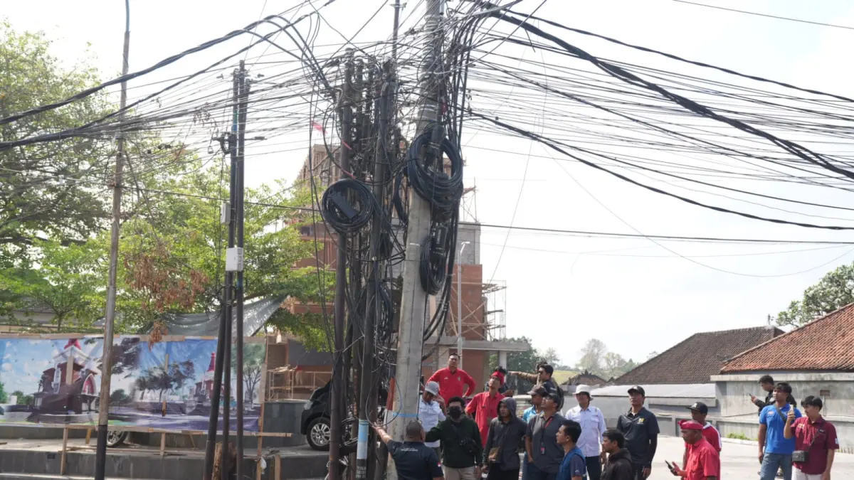 Kabel fiber optic untuk jaringan internet ini tampak semrawut. Rencananya Pemkab Tabanan akan menertibkan. (Juliadi)